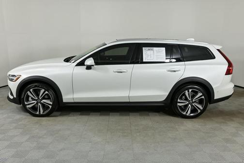 2025 Volvo V60 Cross Country B5 Plus