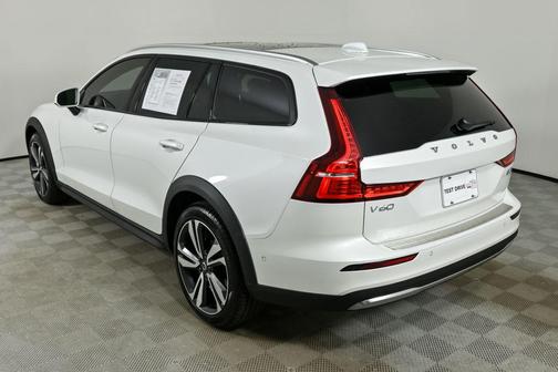 2025 Volvo V60 Cross Country B5 Plus