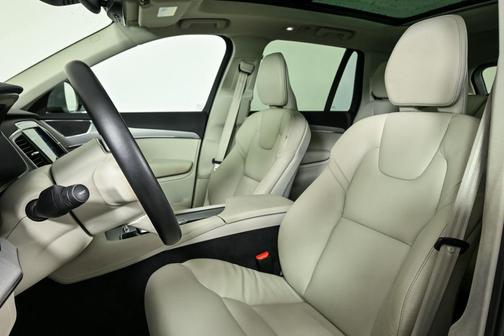 2025 Volvo XC90 B5 Core