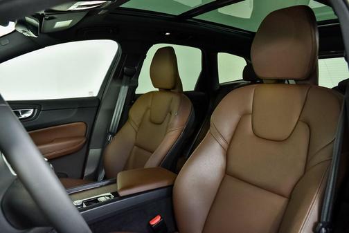 2023 Volvo XC60 Plus Dark Theme