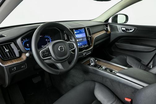 2022 Volvo XC60 B5 Momentum