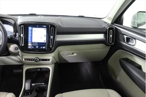 2022 Volvo XC40 T4 Momentum