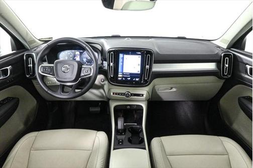 2022 Volvo XC40 T4 Momentum
