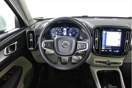 2022 Volvo XC40 T4 Momentum