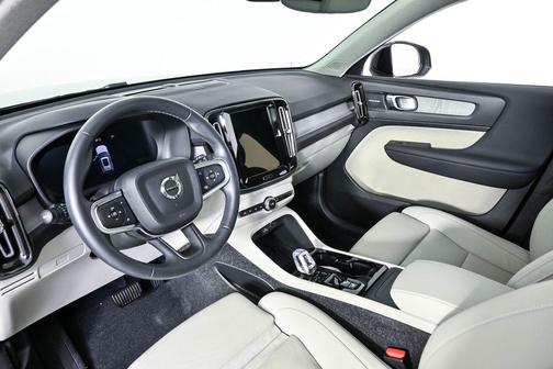 Onyx Black Metallic 2025 Volvo XC40 B5 Ultra Dark Theme