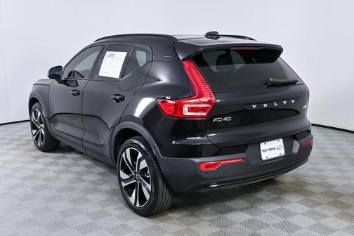 Onyx Black Metallic 2025 Volvo XC40 B5 Ultra Dark Theme