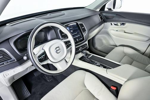 2020 Volvo XC90 T6 Momentum