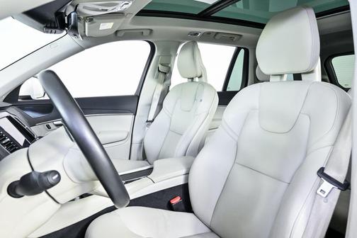 2020 Volvo XC90 T6 Momentum
