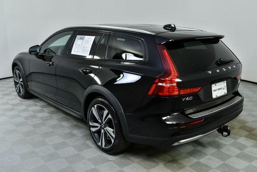 2024 Volvo V60 Cross Country B5 Plus