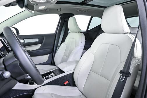 2025 Volvo XC40 B5 Plus Bright Theme