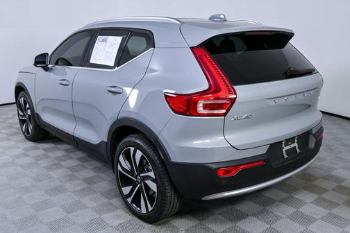 2025 Volvo XC40 B5 Plus Bright Theme