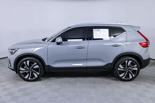 2025 Volvo XC40 B5 Plus Bright Theme