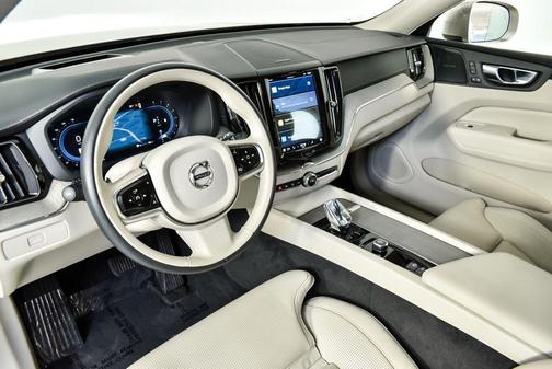 2023 Volvo XC60 B5 Ultimate Bright Theme