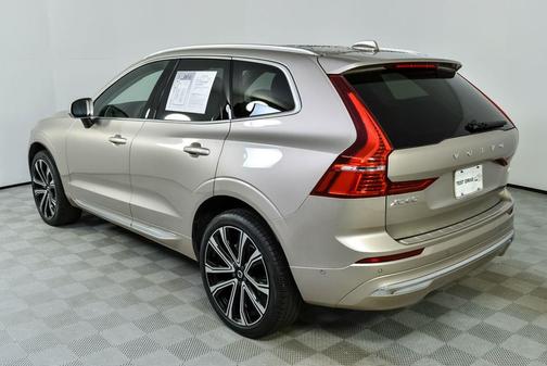2023 Volvo XC60 B5 Ultimate Bright Theme