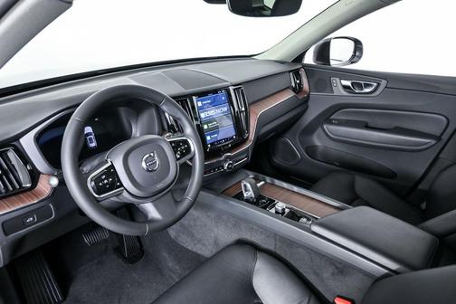 Platinum Grey Metallic 2023 Volvo XC60 B5 Plus Bright Theme
