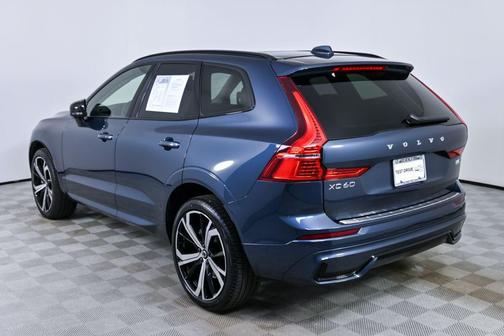 2023 Volvo XC60 B5 Ultimate Dark Theme