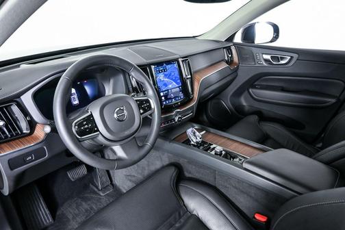 2023 Volvo XC60 B5 Ultimate Dark Theme