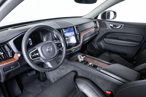 2023 Volvo XC60 B5 Ultimate Bright Theme