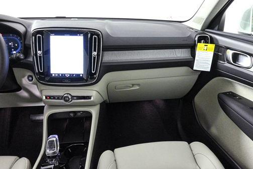 2025 Volvo XC40 B5 Ultra Bright Theme