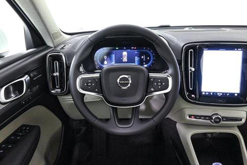 2025 Volvo XC40 B5 Ultra Bright Theme