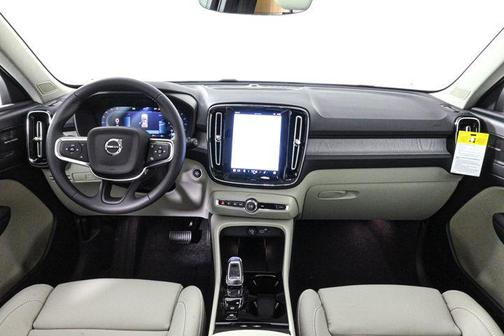 2025 Volvo XC40 B5 Ultra Bright Theme