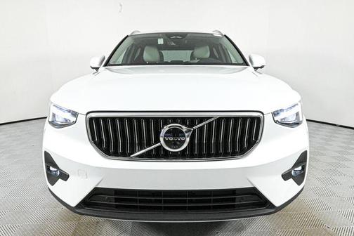 2025 Volvo XC40 B5 Ultra Bright Theme