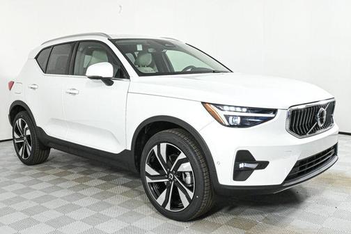 2025 Volvo XC40 B5 Ultra Bright Theme