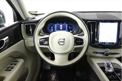 2023 Volvo XC60 B5 Ultimate Bright Theme