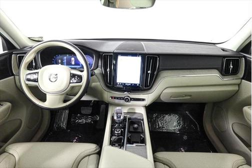 2023 Volvo XC60 B5 Ultimate Bright Theme