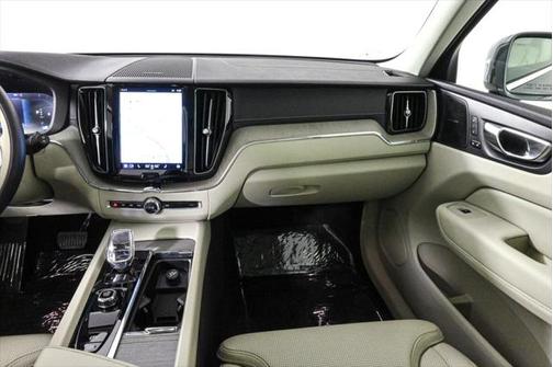 2023 Volvo XC60 B5 Ultimate Bright Theme