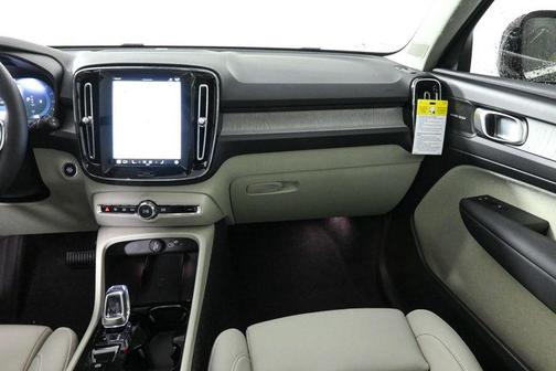 2025 Volvo XC40 B5 Ultra Bright Theme
