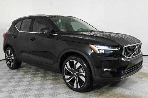 2025 Volvo XC40 B5 Ultra Bright Theme