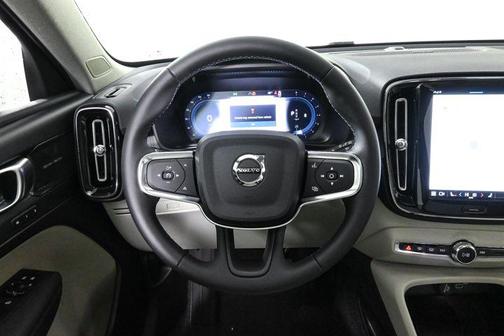 2025 Volvo XC40 B5 Ultra Bright Theme