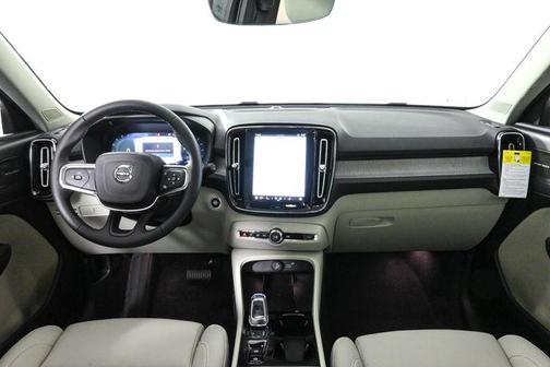 2025 Volvo XC40 B5 Ultra Bright Theme