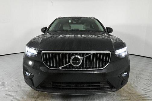 2025 Volvo XC40 B5 Ultra Bright Theme