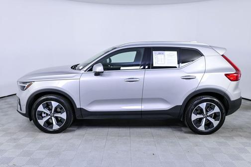 2025 Volvo XC40 B5 Plus Bright Theme