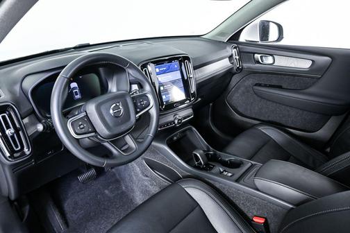 2025 Volvo XC40 B5 Core Bright Theme