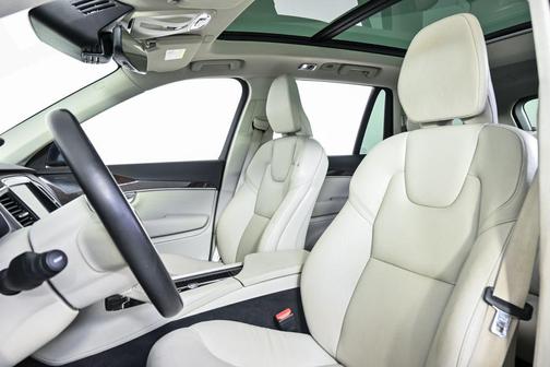 2019 Volvo XC90 T6 Momentum