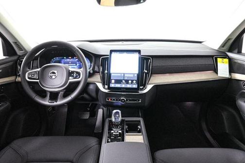 2025 Volvo XC90 Plug-In Hybrid T8 Plus 7-Seater