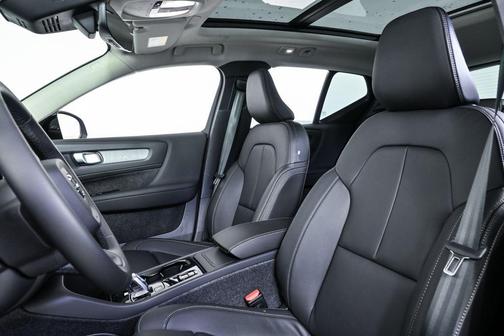 2026 Volvo XC40 Plus, B5 AWD Gas (mild hybrid), Dark