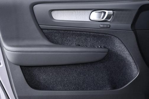 2026 Volvo XC40 Plus, B5 AWD Gas (mild hybrid), Dark