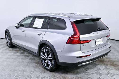2025 Volvo V60 Cross Country Plus, B5 AWD Gas (mild hybrid)