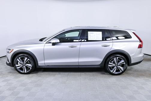 2025 Volvo V60 Cross Country Plus, B5 AWD Gas (mild hybrid)