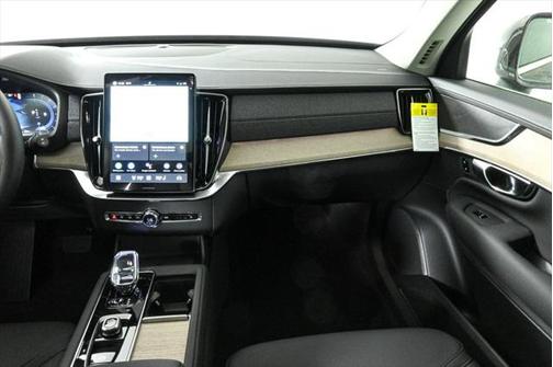 2025 Volvo XC90 B5 Core