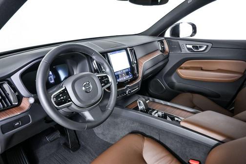 Vapour Grey Metallic 2024 Volvo XC60 B5 Plus Dark Theme