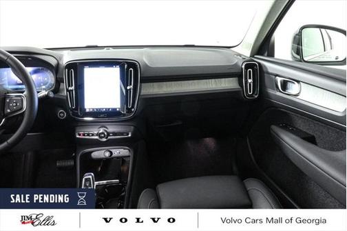 2025 Volvo XC40 B5 Plus Bright Theme
