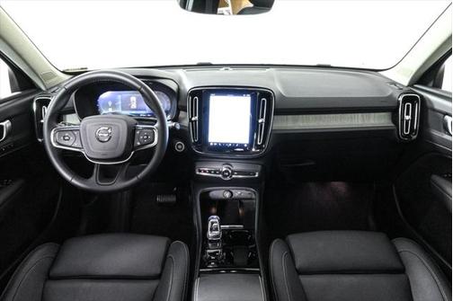 2025 Volvo XC40 B5 Plus Bright Theme