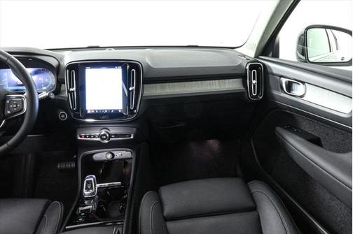 2025 Volvo XC40 B5 Plus Bright Theme