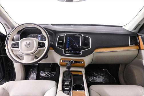 2021 Volvo XC90 T6 Momentum