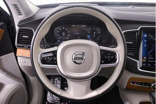 2021 Volvo XC90 T6 Momentum